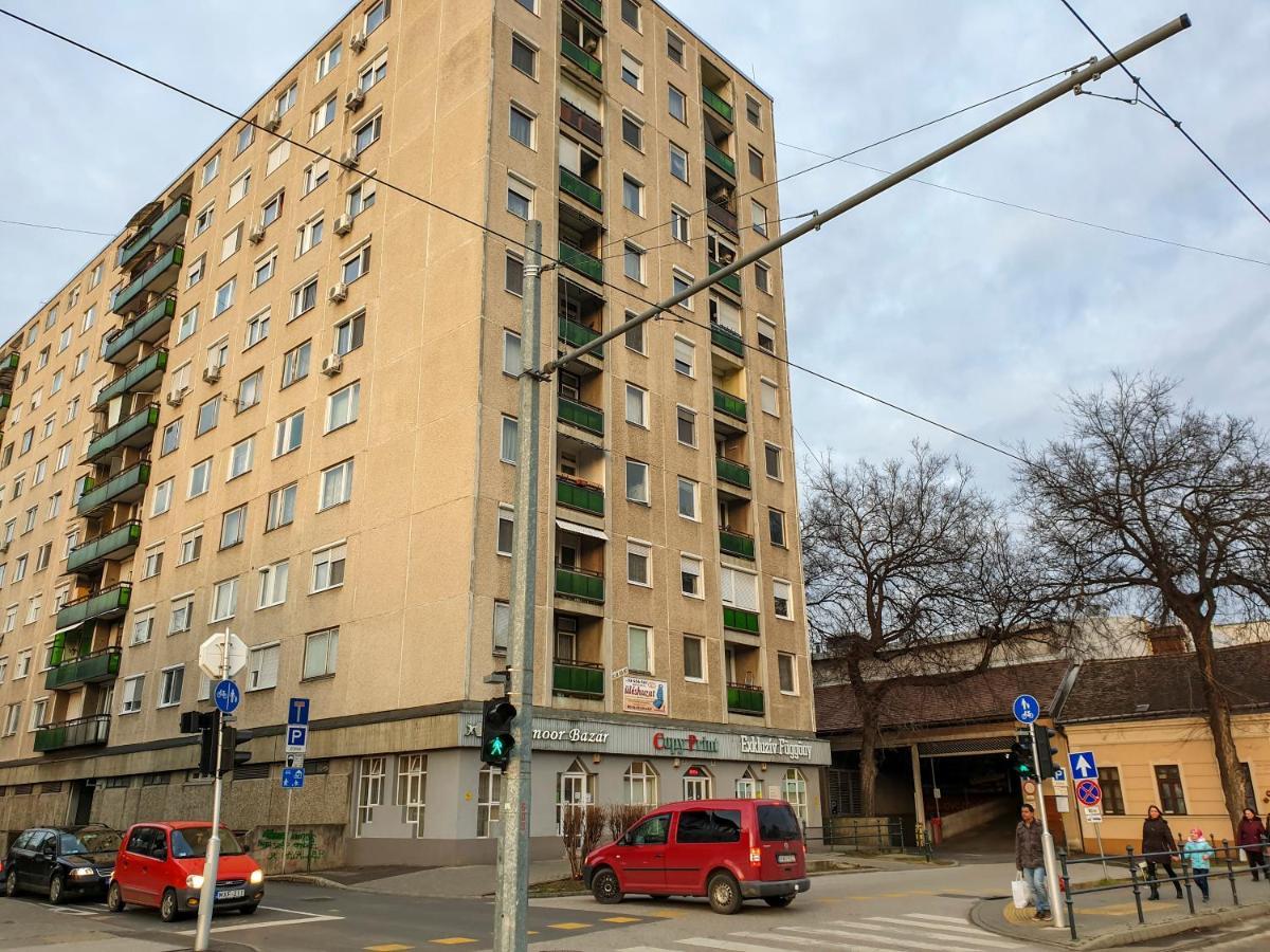 Aweshome City Apartment - 3 Bedrooms And Free Parking Debrecen Bagian luar foto