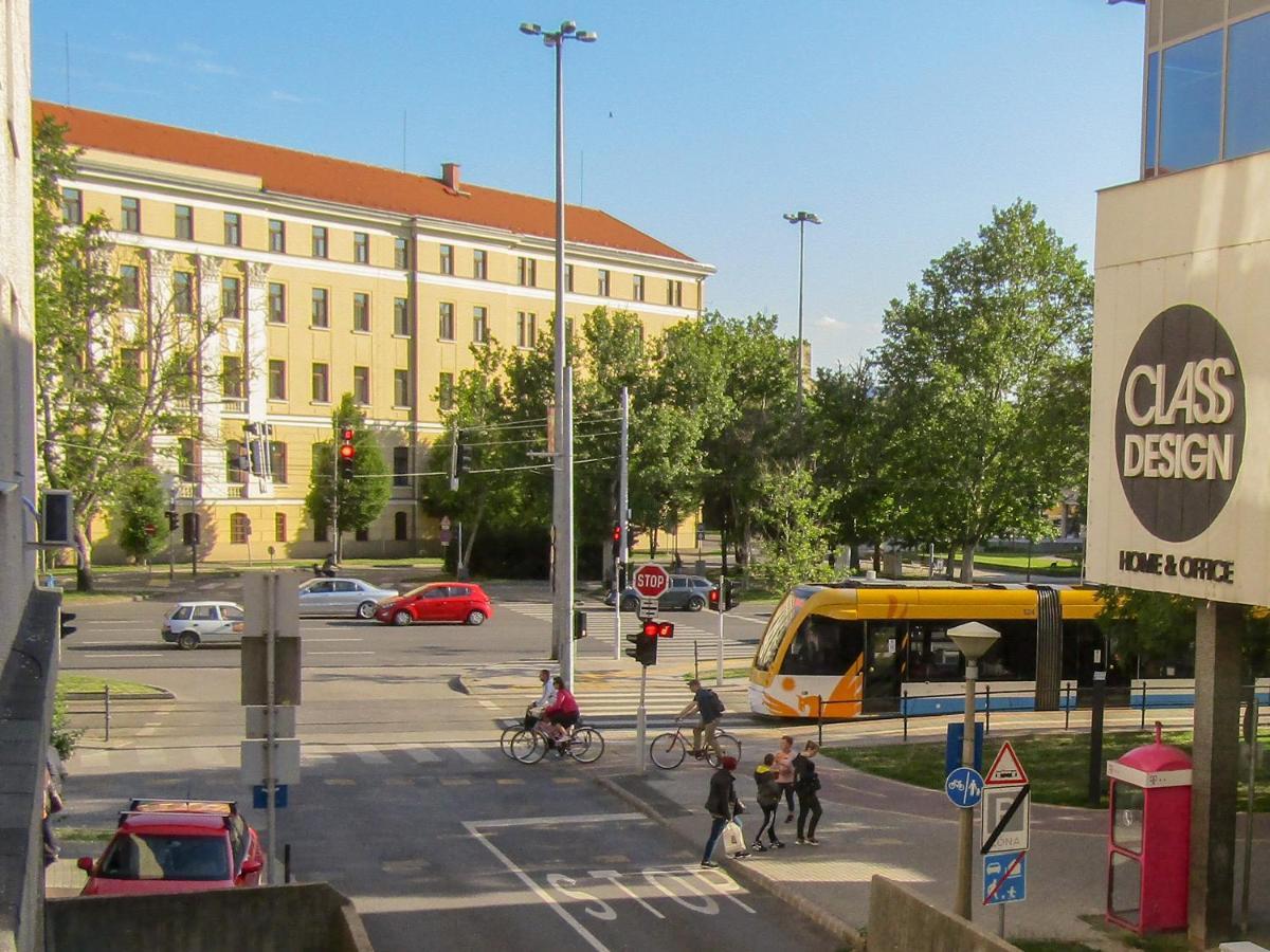 Aweshome City Apartment - 3 Bedrooms And Free Parking Debrecen Bagian luar foto