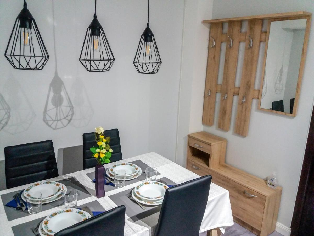 Aweshome City Apartment - 3 Bedrooms And Free Parking Debrecen Bagian luar foto