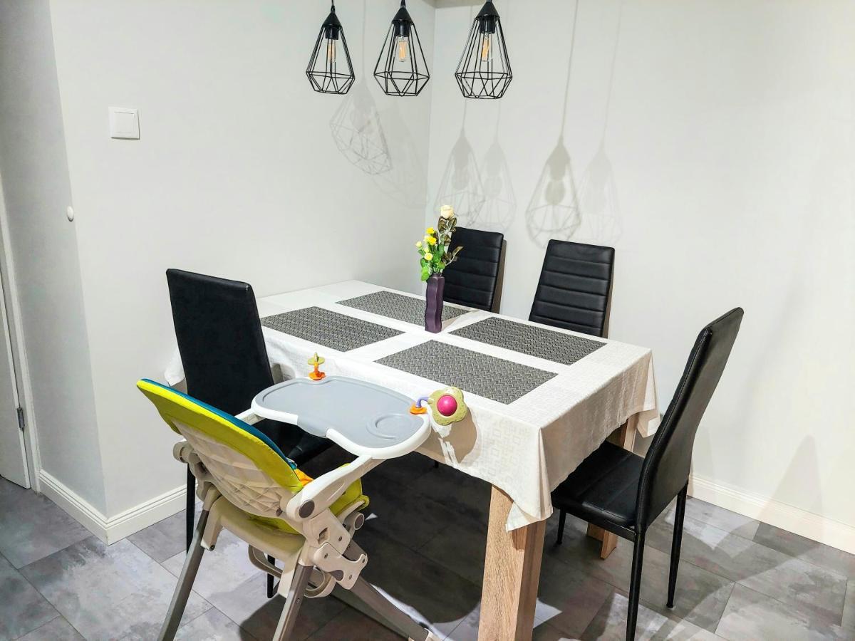 Aweshome City Apartment - 3 Bedrooms And Free Parking Debrecen Bagian luar foto